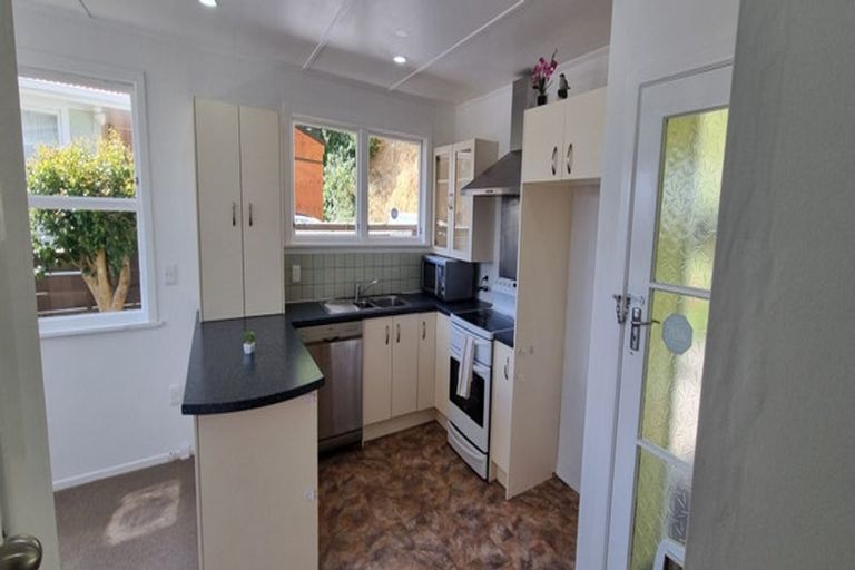 Photo of property in 4 Beverley Grove, Paparangi, Wellington, 6037