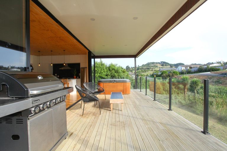 Photo of property in 18 Simon Road, Raglan, 3225