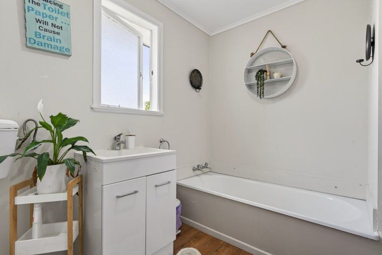 Photo of property in 2 View Street, Maungaturoto, 0520