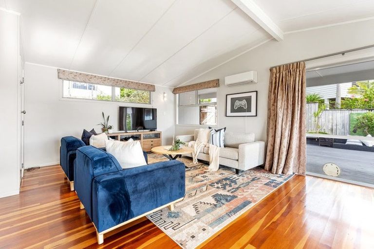 Photo of property in 12 Tawhana Crescent, Red Beach, 0932