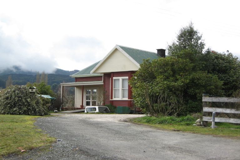 Photo of property in 28 Grey Street, Murchison, 7007