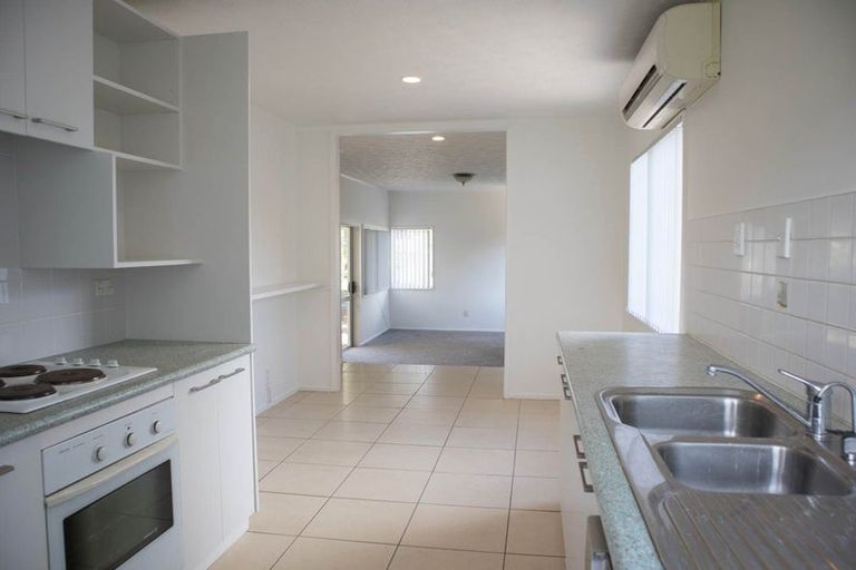 Photo of property in 8 Styca Place, Sunnyvale, Auckland, 0612