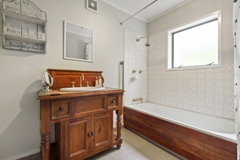 Photo of property in 2/52 Saddleback Rise, Murrays Bay, Auckland, 0630