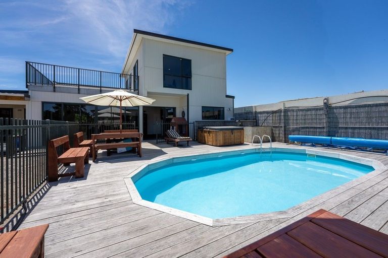 Photo of property in 27 Raukawa Road, Peka Peka, Waikanae, 5391