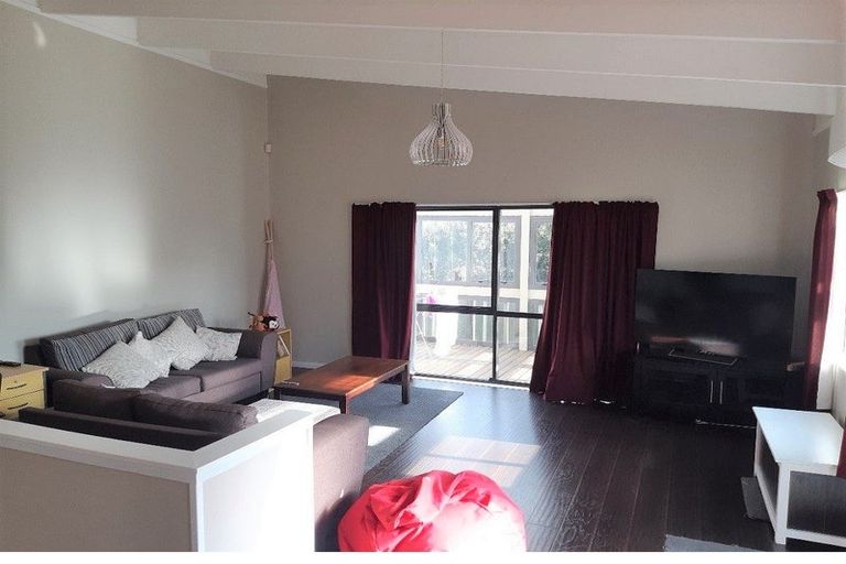 Photo of property in 2/20 Waverley Avenue, Glenfield, Auckland, 0629