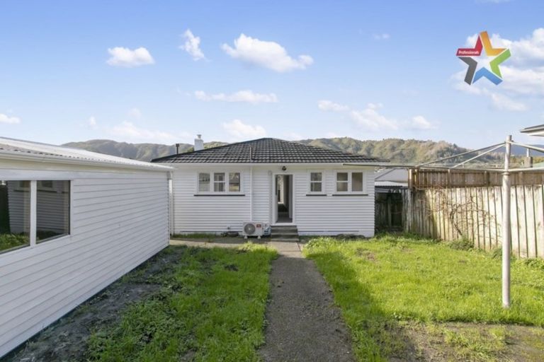 Photo of property in 121 Wellington Road, Wainuiomata, Lower Hutt, 5014