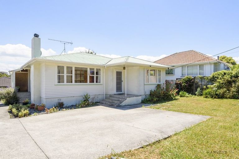 Photo of property in 15 Cliff View Drive, Green Bay, Auckland, 0604