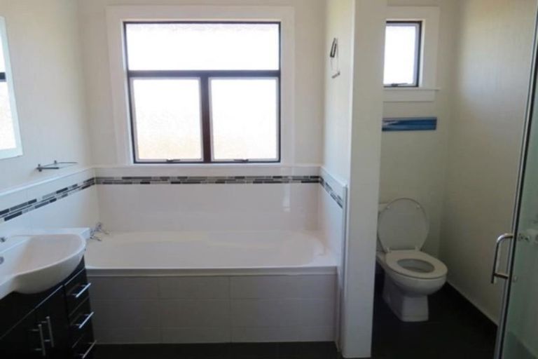 Photo of property in 4 Awanui Street, Merrilands, New Plymouth, 4312