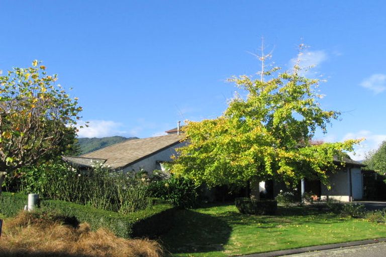 Photo of property in 11 Walnut Grove, Waikanae, 5036