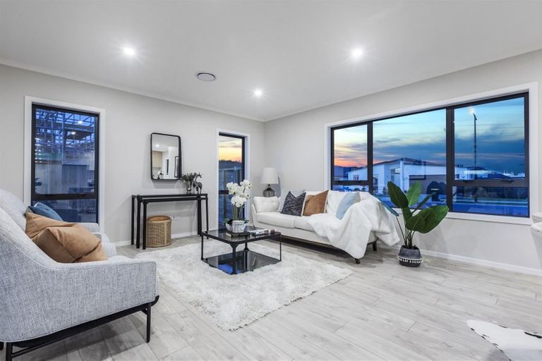 Photo of property in 8 Vogwill Road, Kumeu, 0810