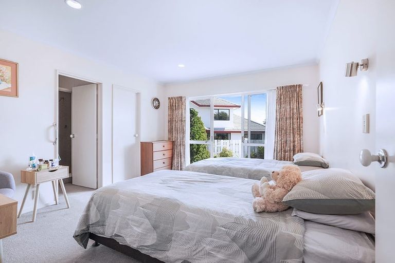 Photo of property in 2 Sunset Close, Western Heights, Hamilton, 3200