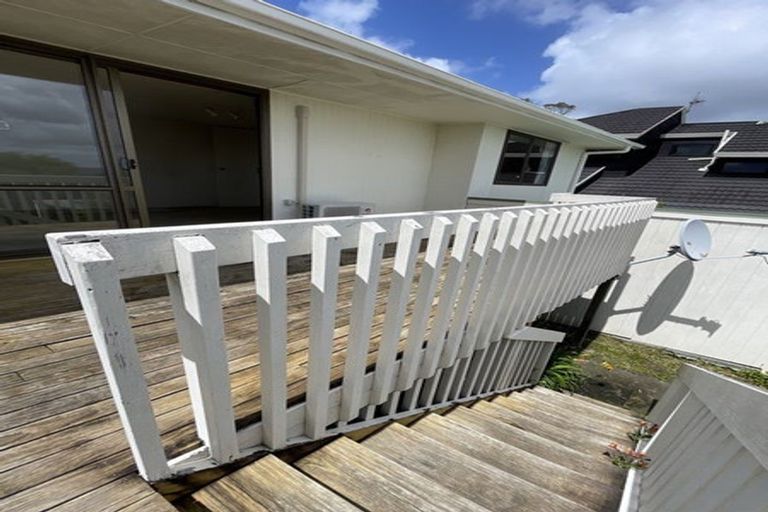 Photo of property in 1/144 Sunset Road, Unsworth Heights, Auckland, 0632