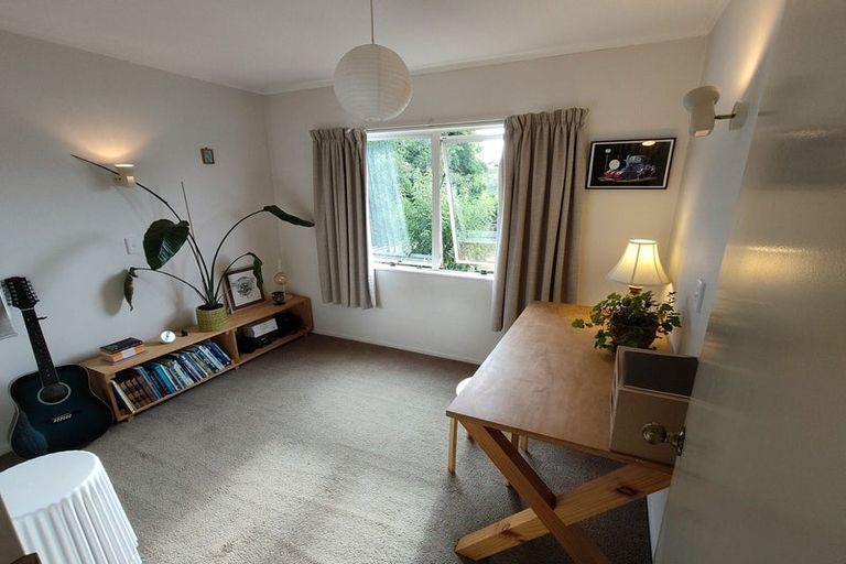 Photo of property in 2/28 Caribbean Drive, Unsworth Heights, Auckland, 0632