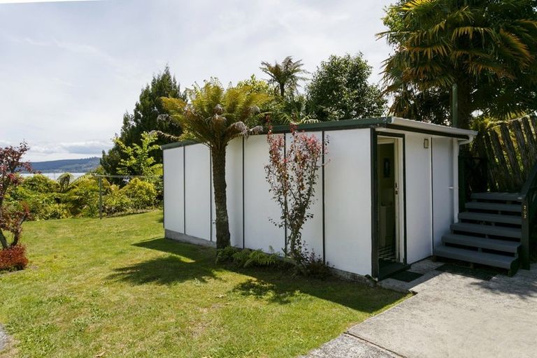 Photo of property in 2/202 Lake Terrace, Waipahihi, Taupo, 3330