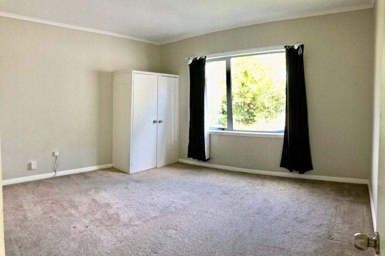 Photo of property in 18 Newington Road, Henderson, Auckland, 0612