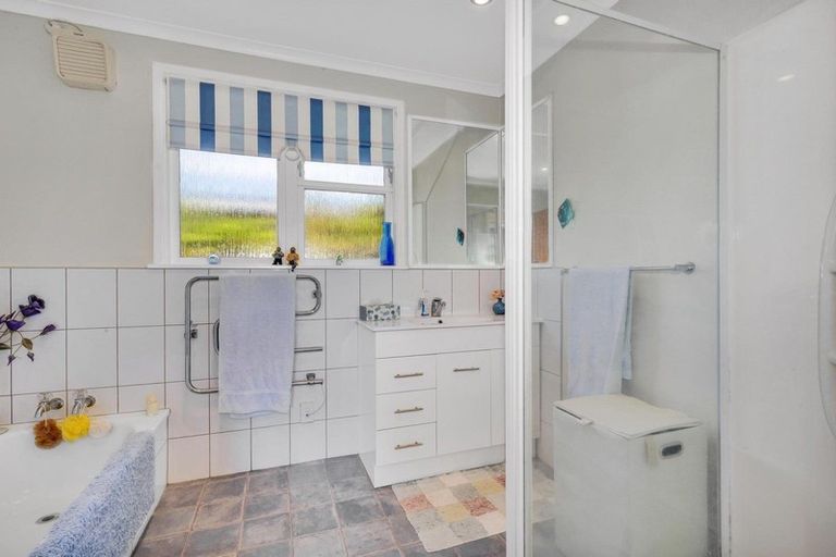 Photo of property in 11 Zande Terrace, Tawa, Wellington, 5028