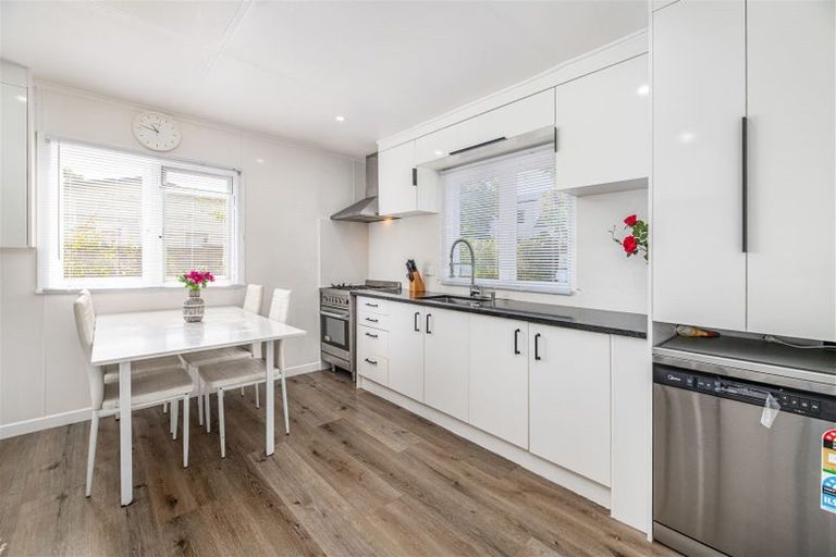 Photo of property in 2/176 Henderson Valley Road, Henderson, Auckland, 0612