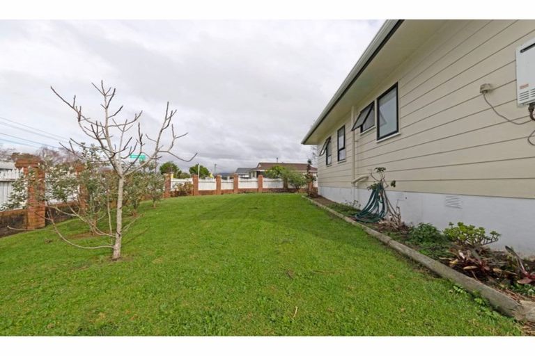 Photo of property in 2/1 Silverstone Place, Henderson, Auckland, 0612