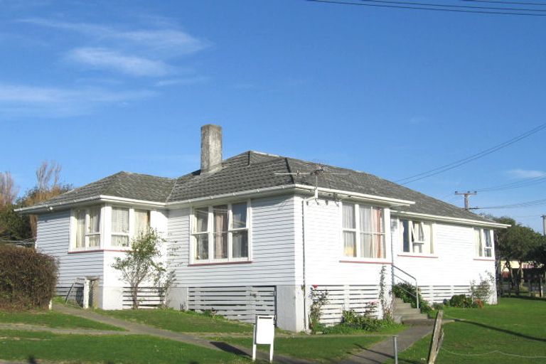 Photo of property in 2 Matahourua Crescent, Cannons Creek, Porirua, 5024
