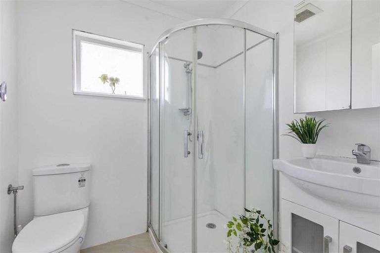 Photo of property in 2/16 Diana Drive, Glenfield, Auckland, 0627