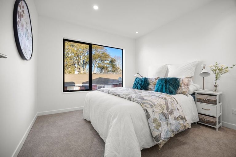 Photo of property in 1/31 Akoranga Drive, Northcote, Auckland, 0627