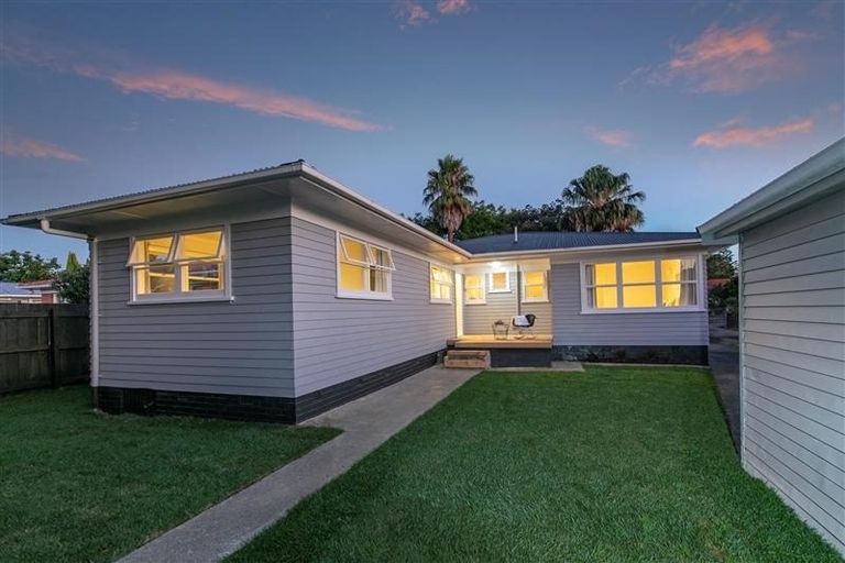 Photo of property in 122 Avondale Road, Avondale, Christchurch, 8061