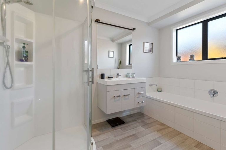 Photo of property in 32 Sabre Street, Papamoa Beach, Papamoa, 3118