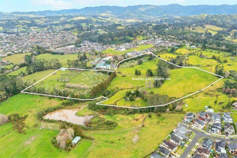 Photo of property in 19 Babich Road, Henderson Valley, Auckland, 0614