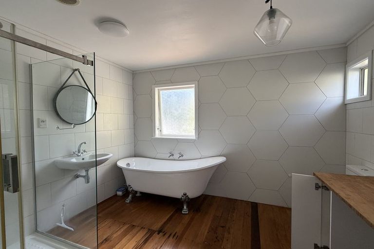 Photo of property in 1/76 Kaurilands Road, Titirangi, Auckland, 0604