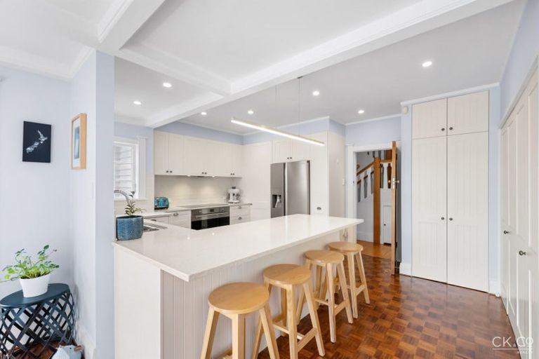 Photo of property in 17 Saint Albans Grove, Woburn, Lower Hutt, 5010