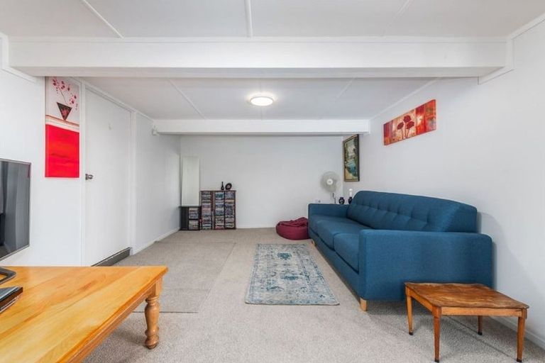 Photo of property in 74 Sylvan Crescent, Te Atatu South, Auckland, 0610