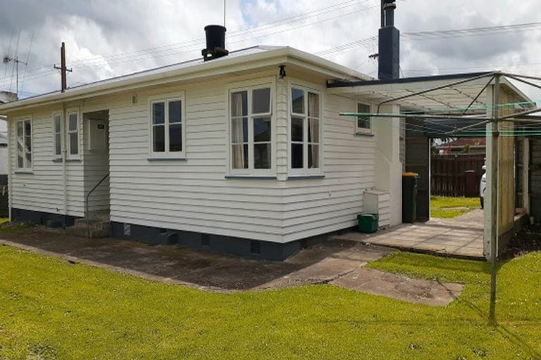 Photo of property in 15 Mako Mako Road, Levin, 5510