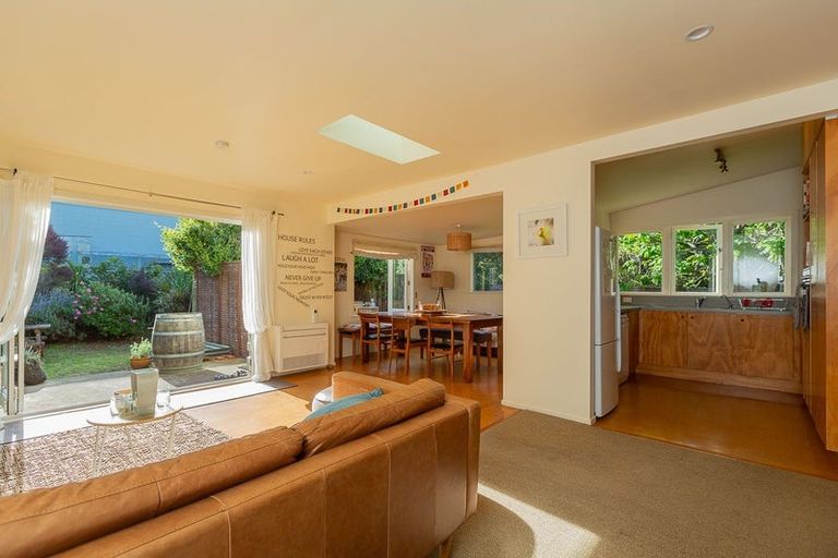 Photo of property in 174 Queens Drive, Lyall Bay, Wellington, 6022