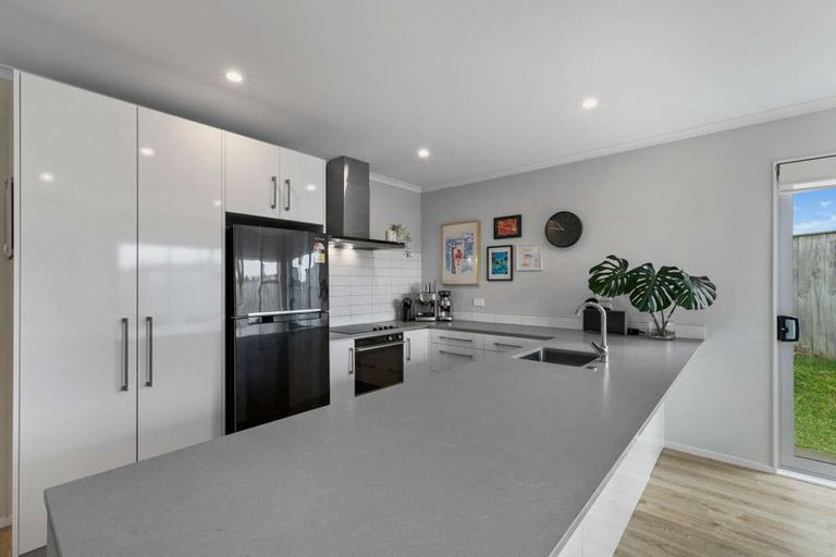 Photo of property in 30 William Wallbank Crescent, Swanson, Auckland, 0614