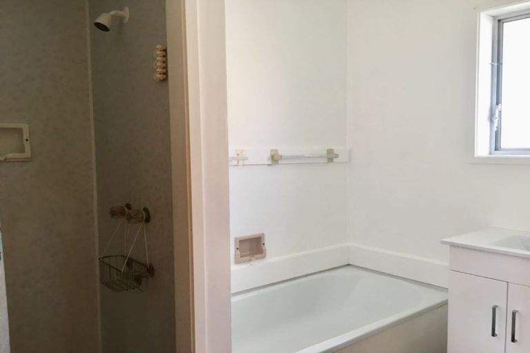 Photo of property in 2/80 Peach Road, Glenfield, Auckland, 0629