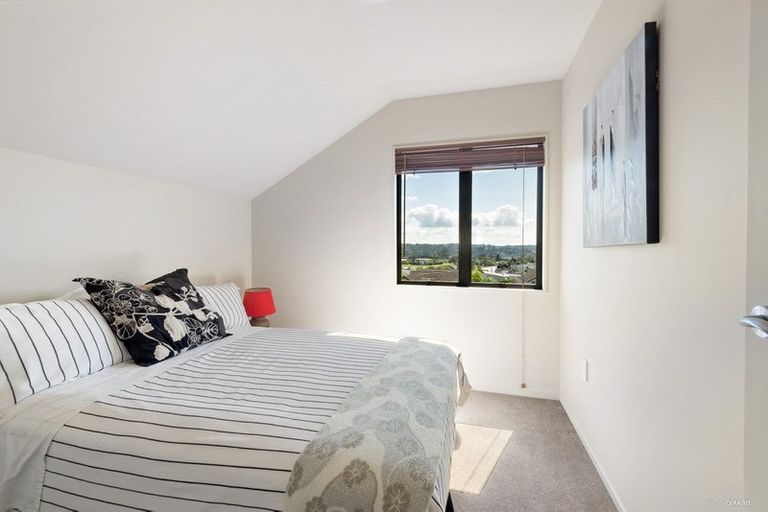 Photo of property in 4/64 Schnapper Rock Road, Schnapper Rock, Auckland, 0632