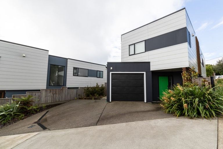 Photo of property in 41 Glanmire Road, Newlands, Wellington, 6037