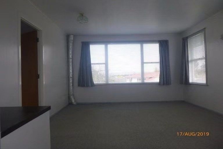 Photo of property in 2 Nielsen Place, Massey, Auckland, 0614