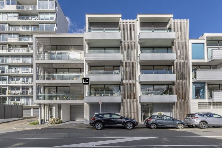Photo of property in Dune, 2c/138 Oriental Parade, Oriental Bay, Wellington, 6011