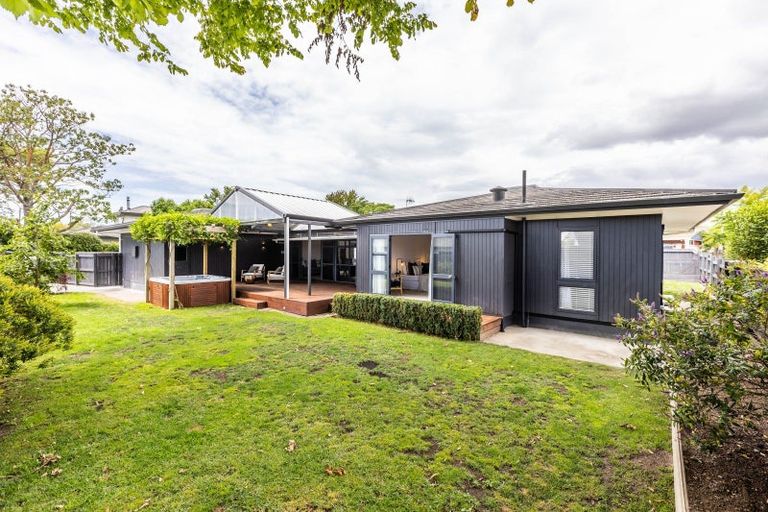 Photo of property in 2 Bale Place, Havelock North, 4130