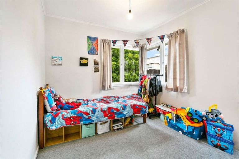 Photo of property in 17 Brookfield Road, Te Atatu Peninsula, Auckland, 0610