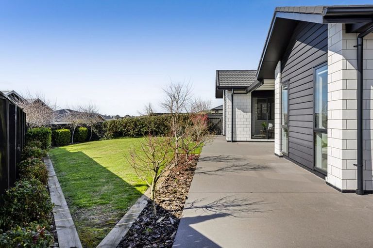 Photo of property in 5 Aheahea Way, Hurworth, New Plymouth, 4310