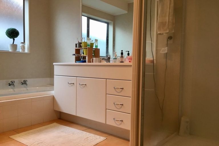 Photo of property in 10 Craigavon Drive, East Tamaki, Auckland, 2013