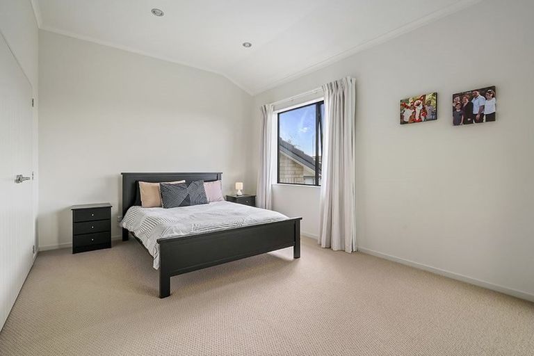 Photo of property in 102 Lake Panorama Drive, Henderson Valley, Auckland, 0612
