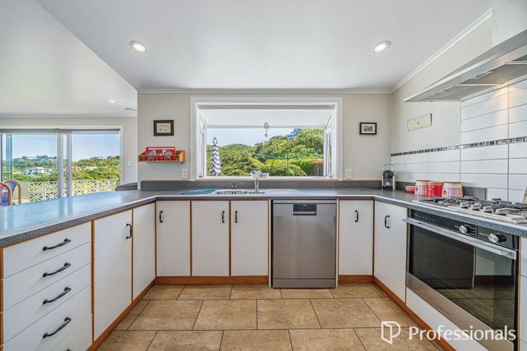 Photo of property in 14 Bushey Way, Maungaraki, Lower Hutt, 5010
