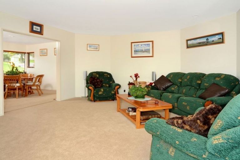 Photo of property in 19 Mandeville Place, Unsworth Heights, Auckland, 0632