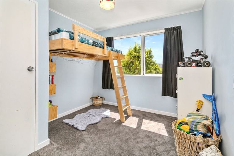 Photo of property in 32 Chapman Street, Newlands, Wellington, 6037