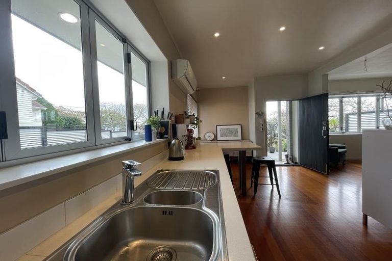 Photo of property in 60 Waiohua Road, Greenlane, Auckland, 1061