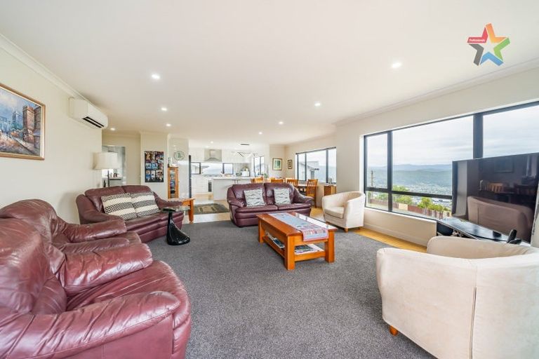 Photo of property in 6 Poto Road, Normandale, Lower Hutt, 5010