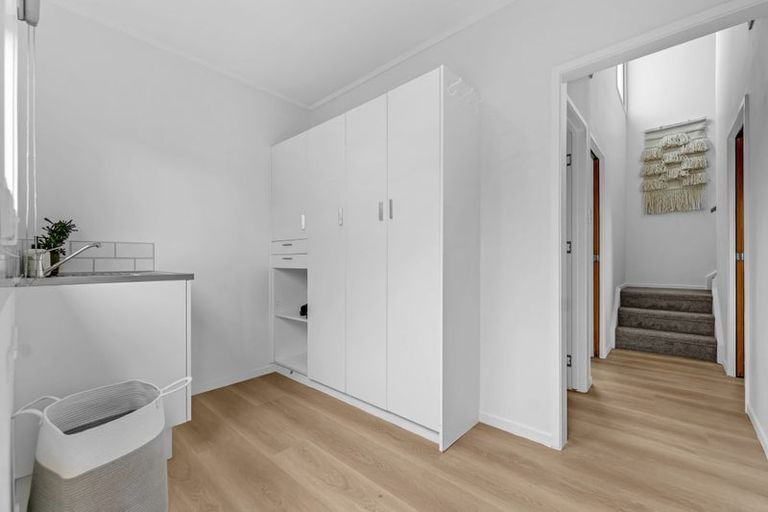 Photo of property in 12 Cleve Road, Green Bay, Auckland, 0604